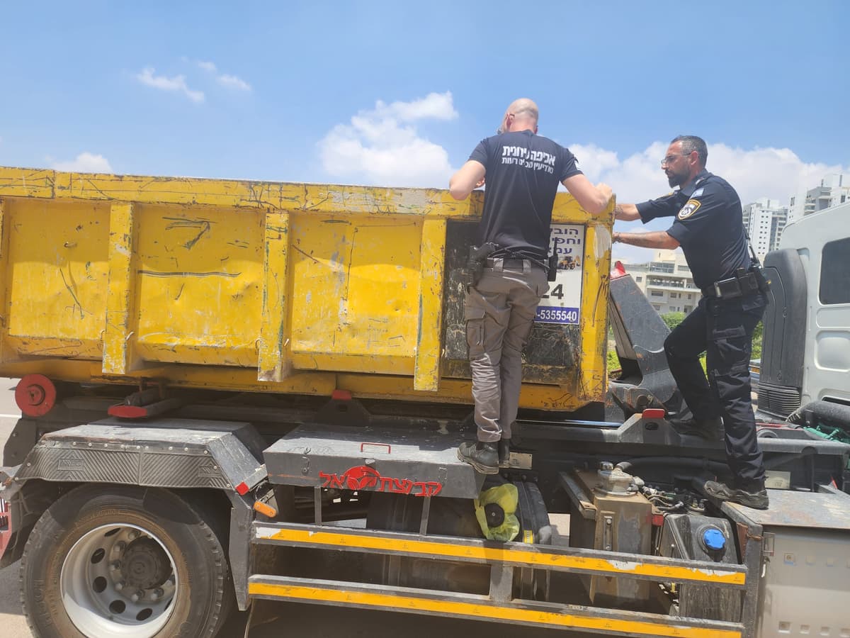 נלחמים בפסולת: משאיות תועדו משליכות בטון ופסולת בניין במקומות אסורים במודיעין