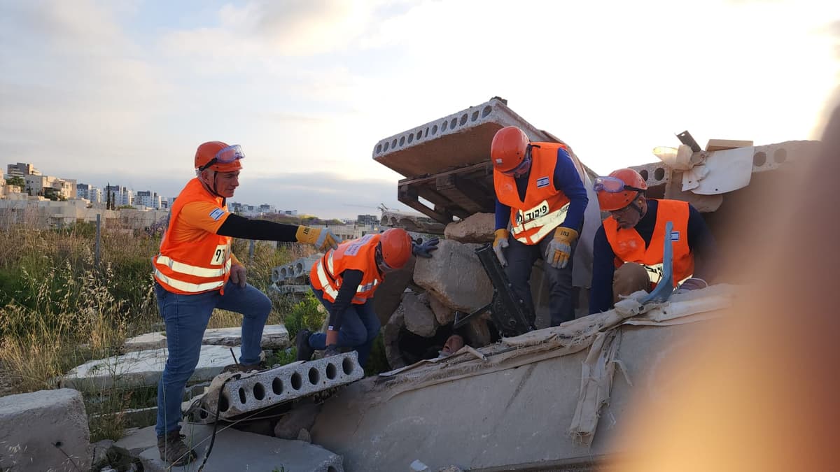 בתוך ההריסות: תיעוד עוצר נשימה של יחידת החילוץ במודיעין מתכוננת לגרוע מכל