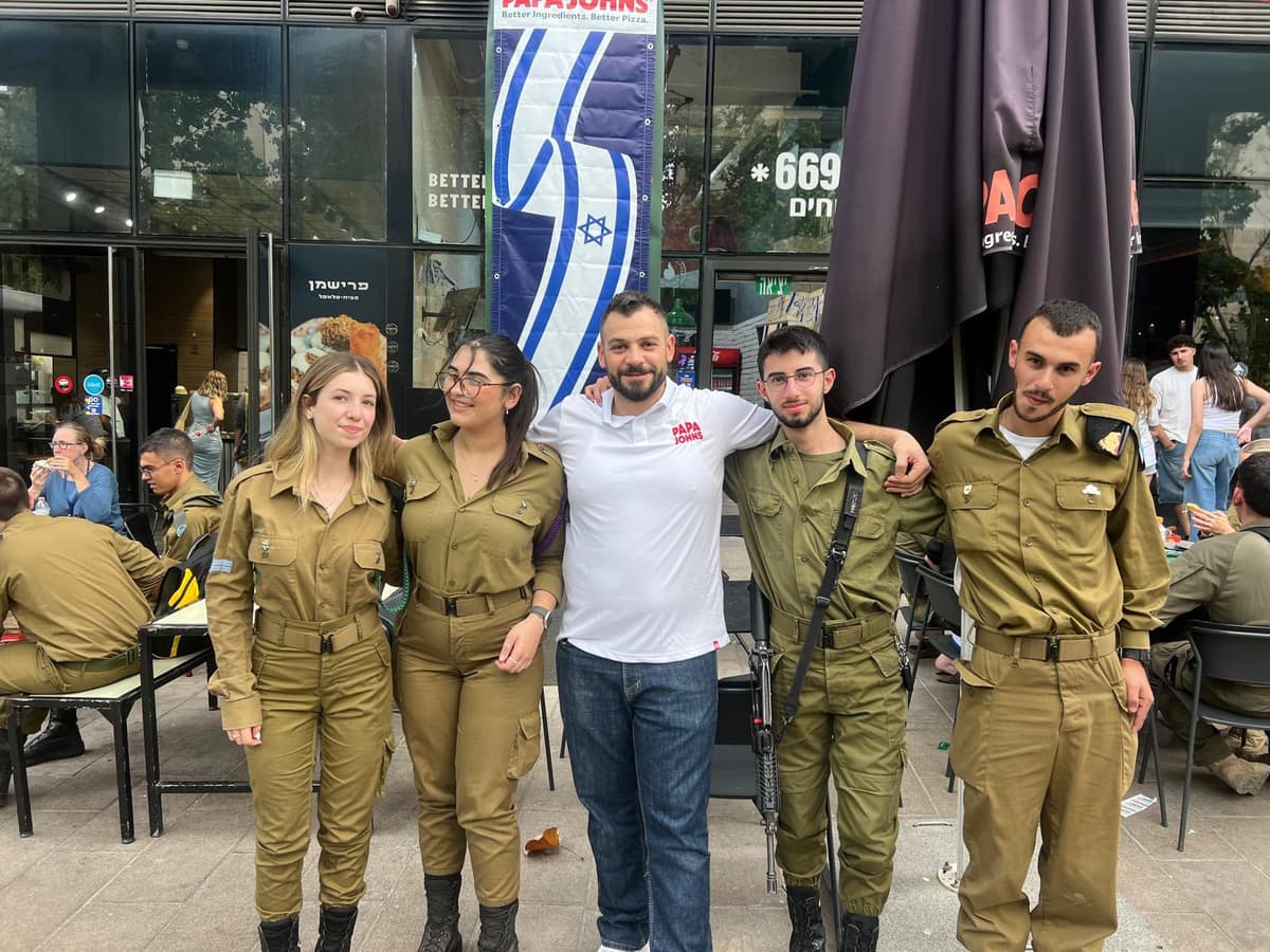 מלאך אמיתי במודיעין! זכיין פאפא ג'ונס מודיעין ריגש את העיר במעשה מדהים ביום הזיכרון!