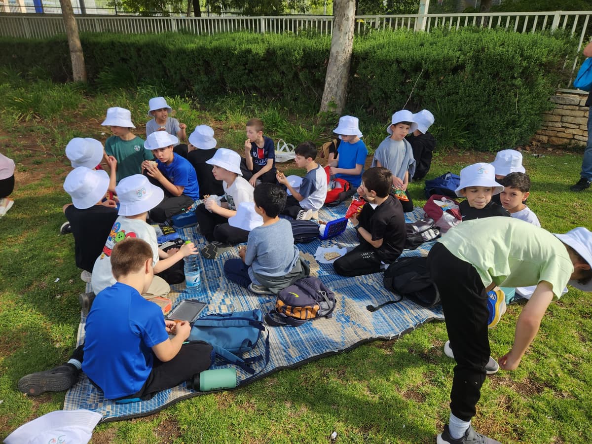 איזה כיף! בית הספר "עמית" במודיעין חוגג 30 עם טיול אביב מיוחד בטבע!