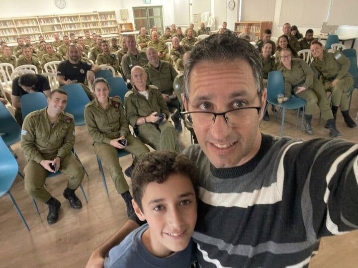 גאווה מודיעינית: בן ה-12 ש"כבש" את המילואימניקים בשיא מבצע ״שאגת הארי״ עם בינה מלאכותית!