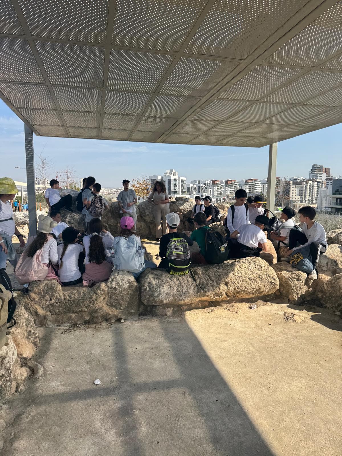 יוצאים לשבילים: אלפי תלמידים כבשו את אתרי המורשת של מודיעין ביום שיא חגיגי
