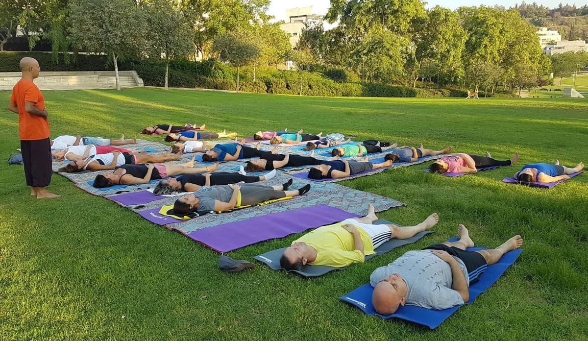 חוזרים לנשום אוויר צח! יוגה בפארק האהובה חוזרת למודיעין – מחכים לכם עם מחצלת!