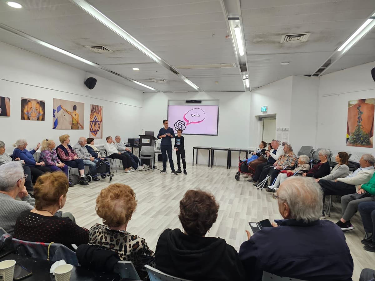 מרגש במודיעין: ניצולי שואה פוגשים את העתיד בסדנת AI ייחודית – איך זה קרה? לחצו כדי לגלות!