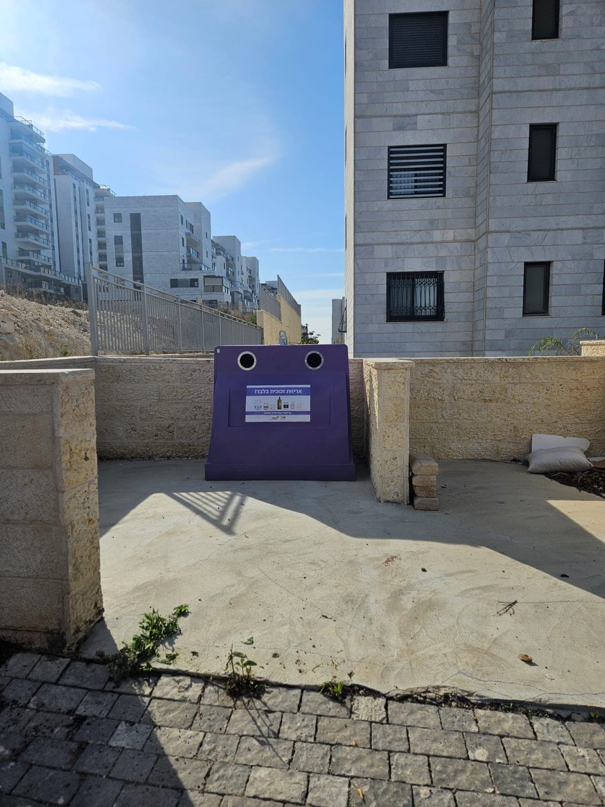 מכלי מחזור זכוכית במורשת ובאזורי תעסוקה