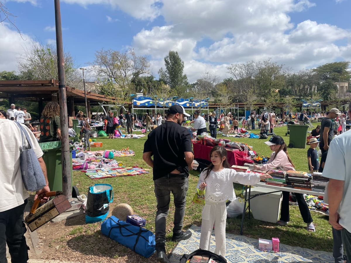 "פשפשוק" חגיגי בפארק הדגים: מאות תושבים נהנו ממכירה קהילתית לקראת פסח
