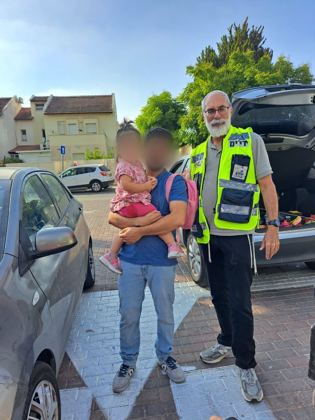 נוף איילון: פעוטה ננעלה ברכב וחולצה בשלום על ידי מתנדב ידידים