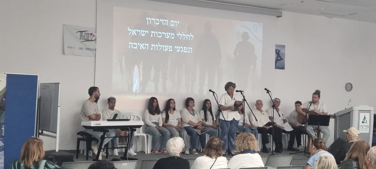 מרגש עד דמעות: תלמידי מודיעין ואזרחים ותיקים יחד לזכר הנופלים