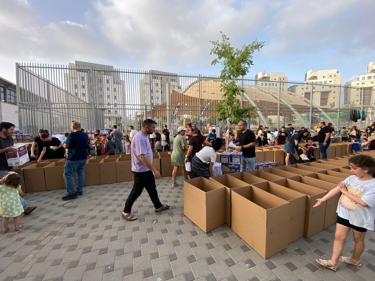 מודיעין בשיא הנתינה: מאות משפחות יחגגו את הפסח בכבוד הודות לסיוע העירוני והקהילתי