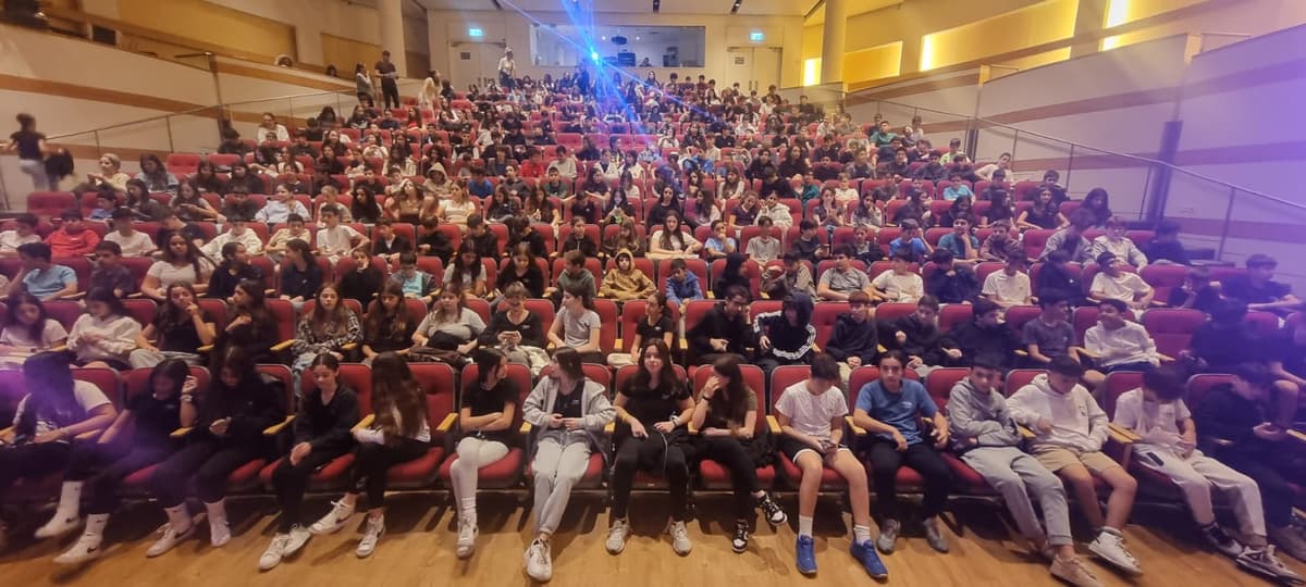 חודש המודעות להתמודדות עם סמים ואלכוהול בקרב בני נוער