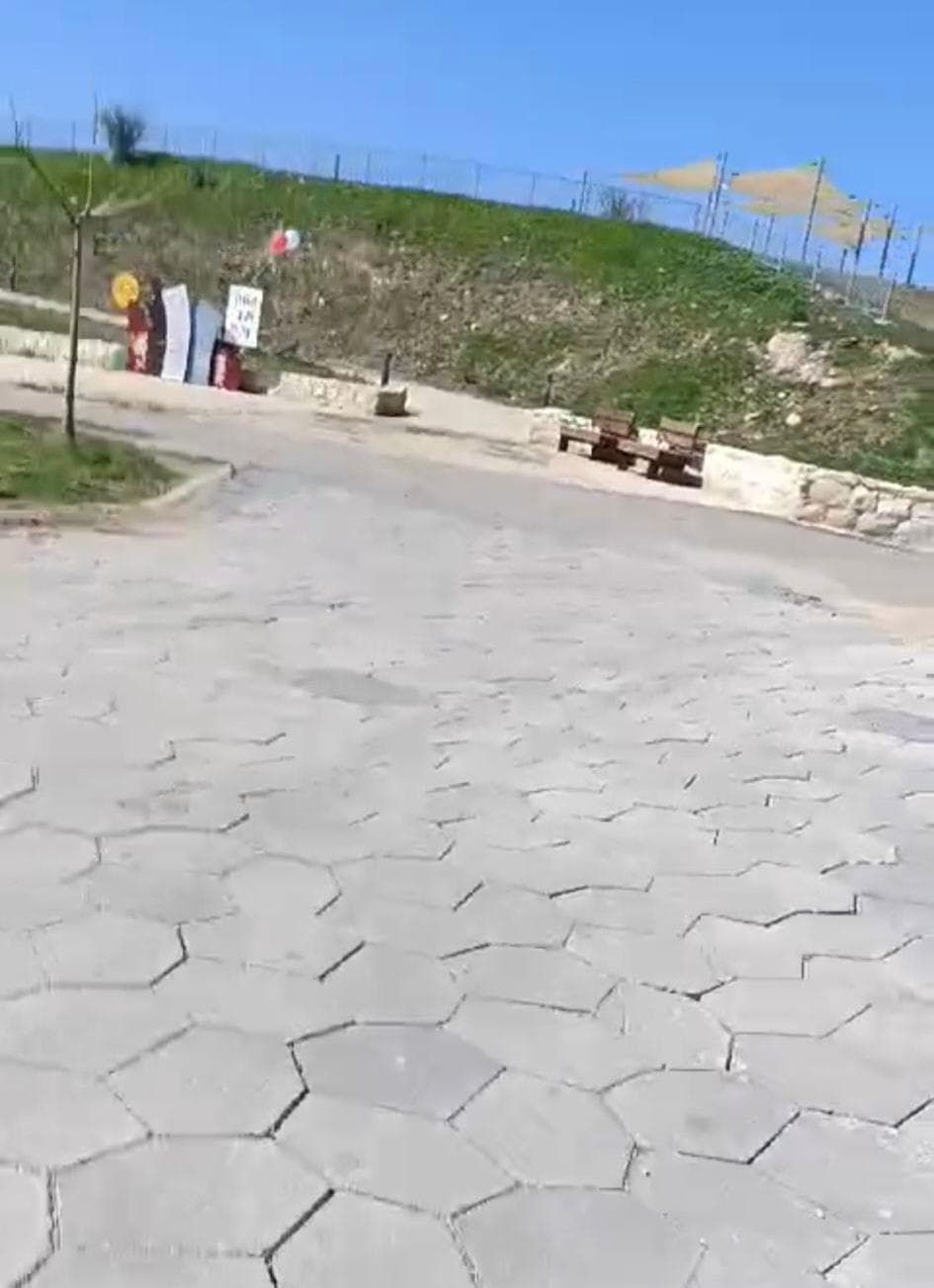 אירוע מטריד בשכונת מורשת: עדויות על פנייה חשודה של עובד רשת המבורגרים לילדות צעירות