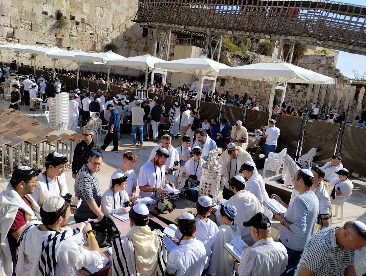 מרגש: המסע מישיבת ההסדר ועד לכותל המערבי – 14 נערים ממודיעין חגגו בר מצווה בדרך שונה