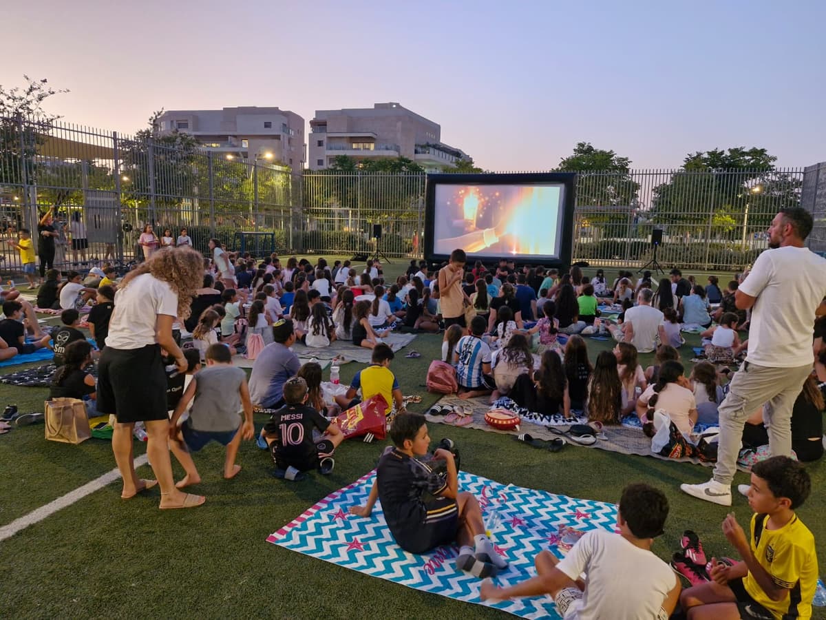 ערב סרט בחינם ליד הבית? מודיעין הופכת לקולנוע ענק תחת כיפת השמיים!
