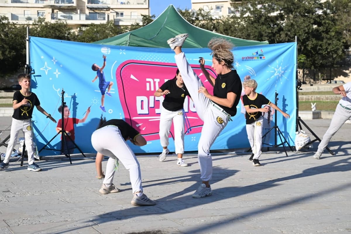 נגמרו ההתלבטות והלחץ: יריד החוגים של עמותת סחלבים פתח את השנה במאות משתתפים ונתן להורים שקט בבחירה