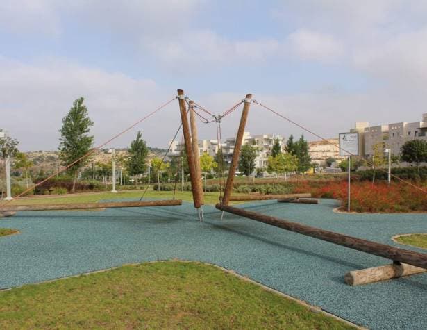 פארק מנחם בגין (מול בית 92 עד 118)