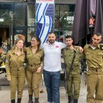 מלאך אמיתי במודיעין! זכיין פאפא ג'ונס מודיעין ריגש את העיר במעשה מדהים ביום הזיכרון!