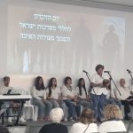 מרגש עד דמעות: תלמידי מודיעין ואזרחים ותיקים יחד לזכר הנופלים