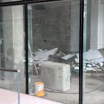 דיווח ראשוני מזעזע במודיעין: קיר קרס על קבלן שיפוצים – מצבו קשה והצפה ענקית במקום!