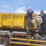נלחמים בפסולת: משאיות תועדו משליכות בטון ופסולת בניין במקומות אסורים במודיעין