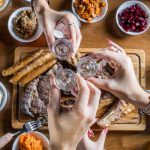 המקום בו בשר ושירות נפגשים: המסעדה האהובה במודיעין שחייבים להזמין בה מקום