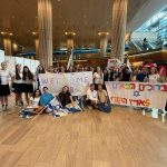 צפו בריקוד המרגש: תלמידות ממודיעין עשו את הדבר המדהים הזה לעולים חדשים בנתב"ג!