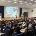 המאבק על בני הנוער במודיעין: ההרצאות והסדנאות שנכנסות לתוך בתי הספר